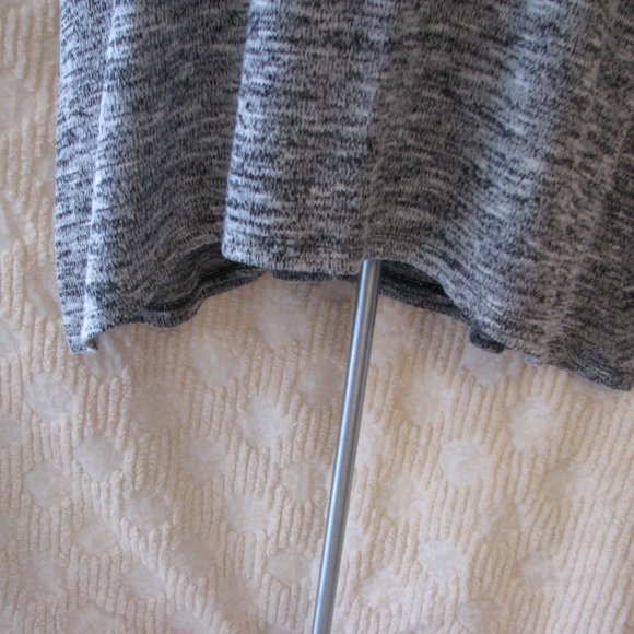 Old Navy Women's Grey ~ Gray Knit Sleeveless Sweater ~ Vest Small - Picture 4 of 7